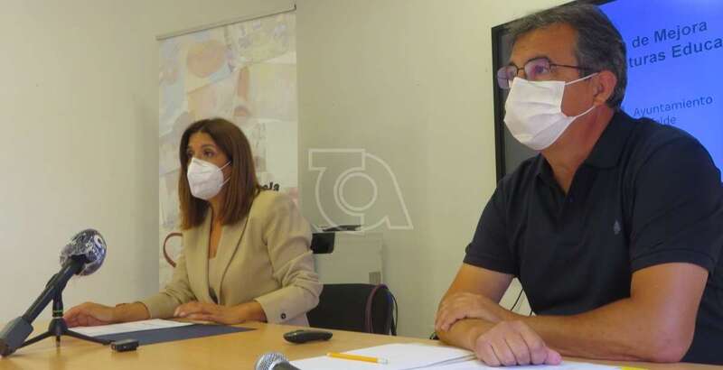 La alcaldesa Carmen Hernández y el concejal de Educación, Juan Francisco Artiles/TA.